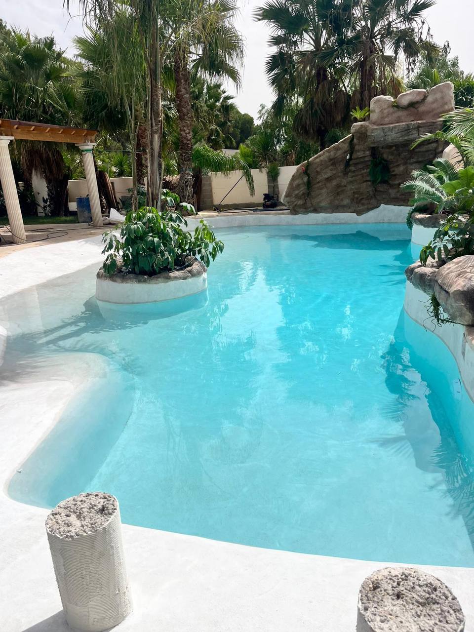 Detalle de revestimiento mineral continuo — alternativa profesional al microcemento en piscinas