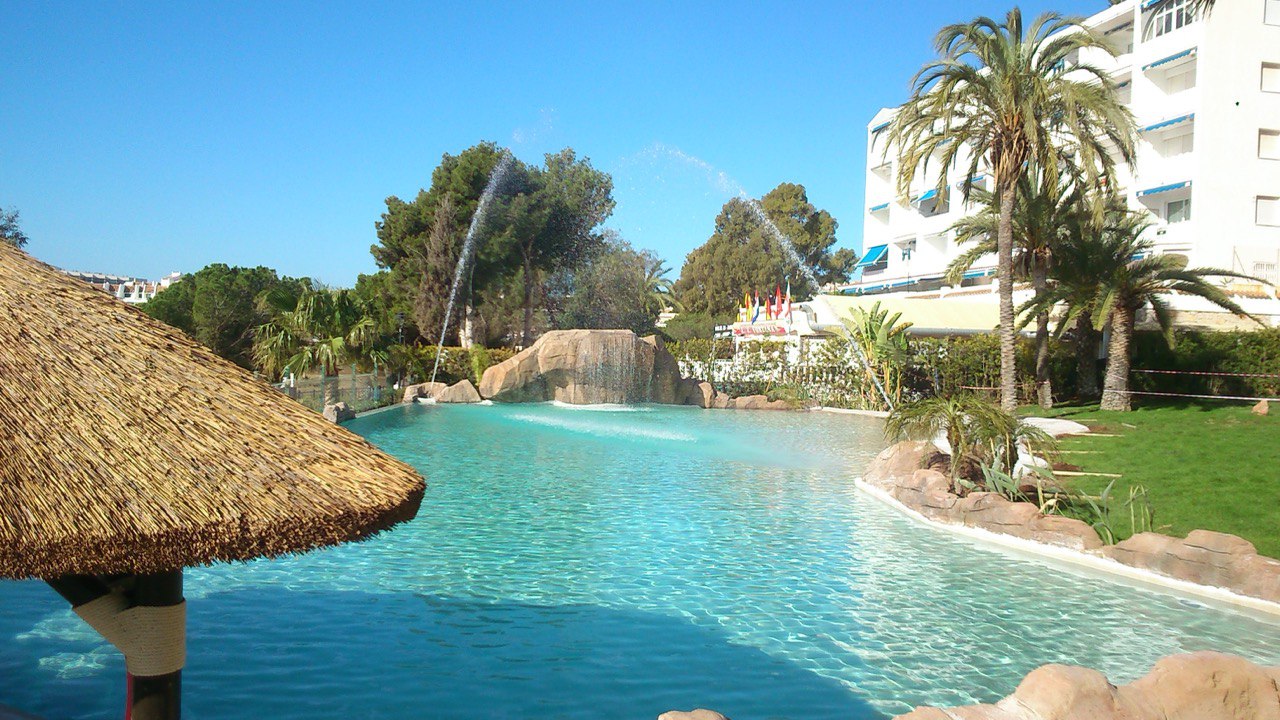 Piscina de hotel reformada con revestimiento mineral