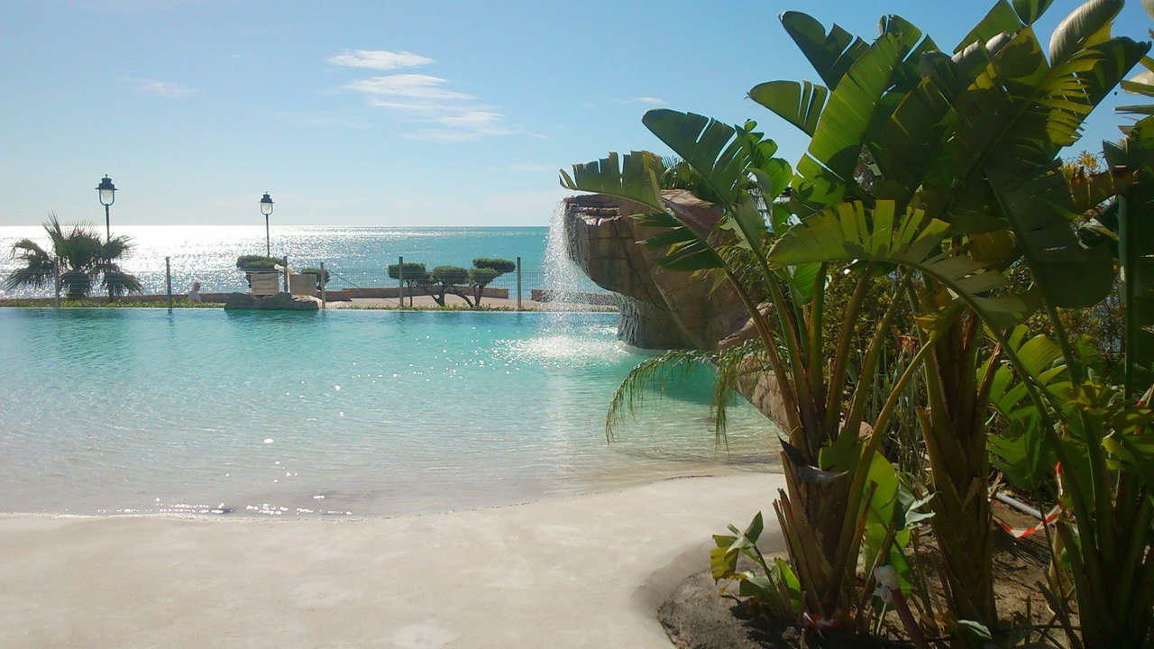 Piscina rehabilitada junto al mar